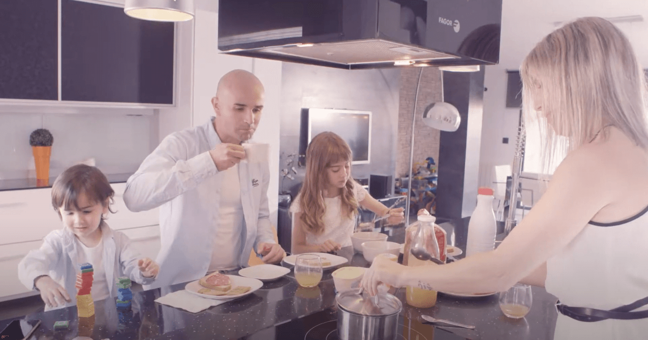 familia comiendo en la cocina