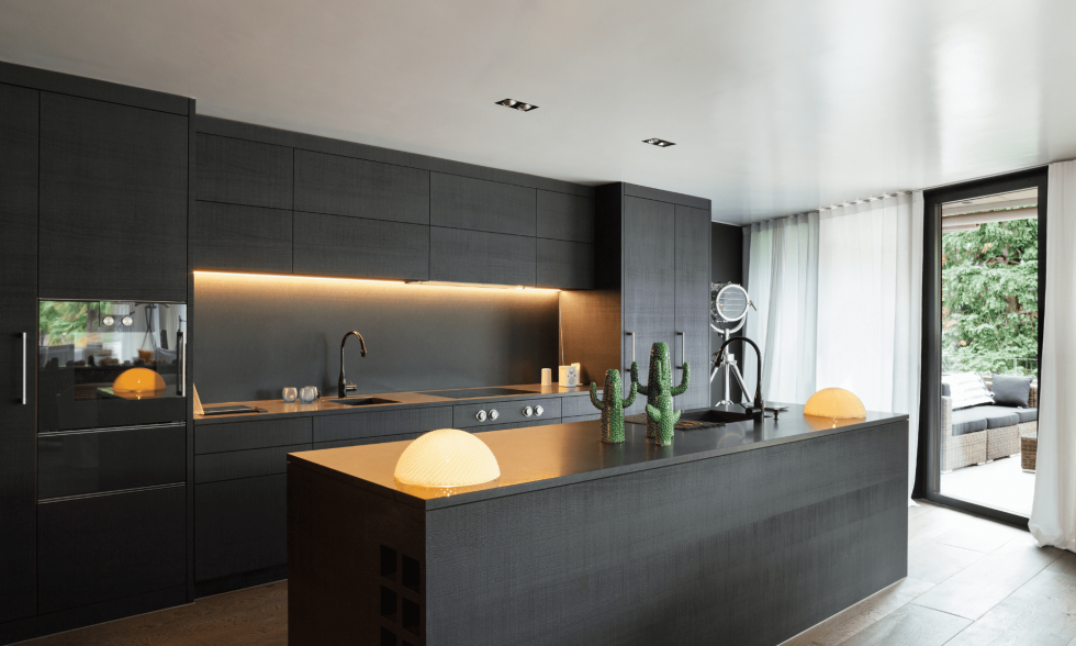 Electrodomésticos integrados en cocina moderna con horno y frigorífico ocultos en muebles