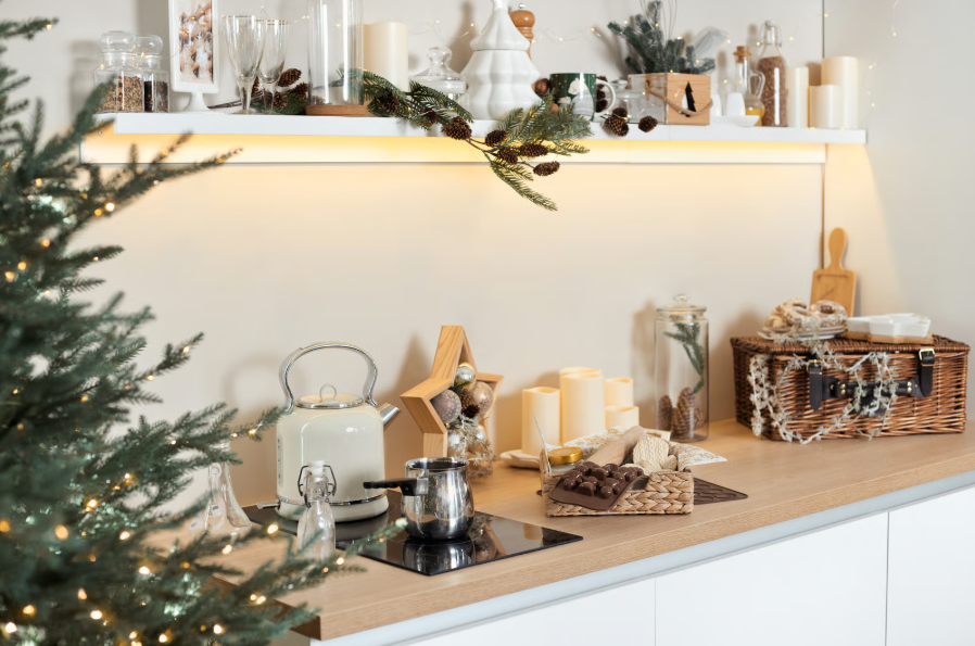 Organización de la cocina en Navidad con despensa ordenada, recipientes etiquetados y especias clasificadas para las recetas festivasOrganización de la cocina en Navidad con despensa ordenada, recipientes etiquetados y especias clasificadas para las recetas festivas